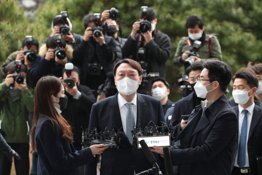 윤석열 전 검찰총장이 지난 4일 서울 서초구 대검찰청에서 전격 사의를 표명하고 있다. 연합뉴스